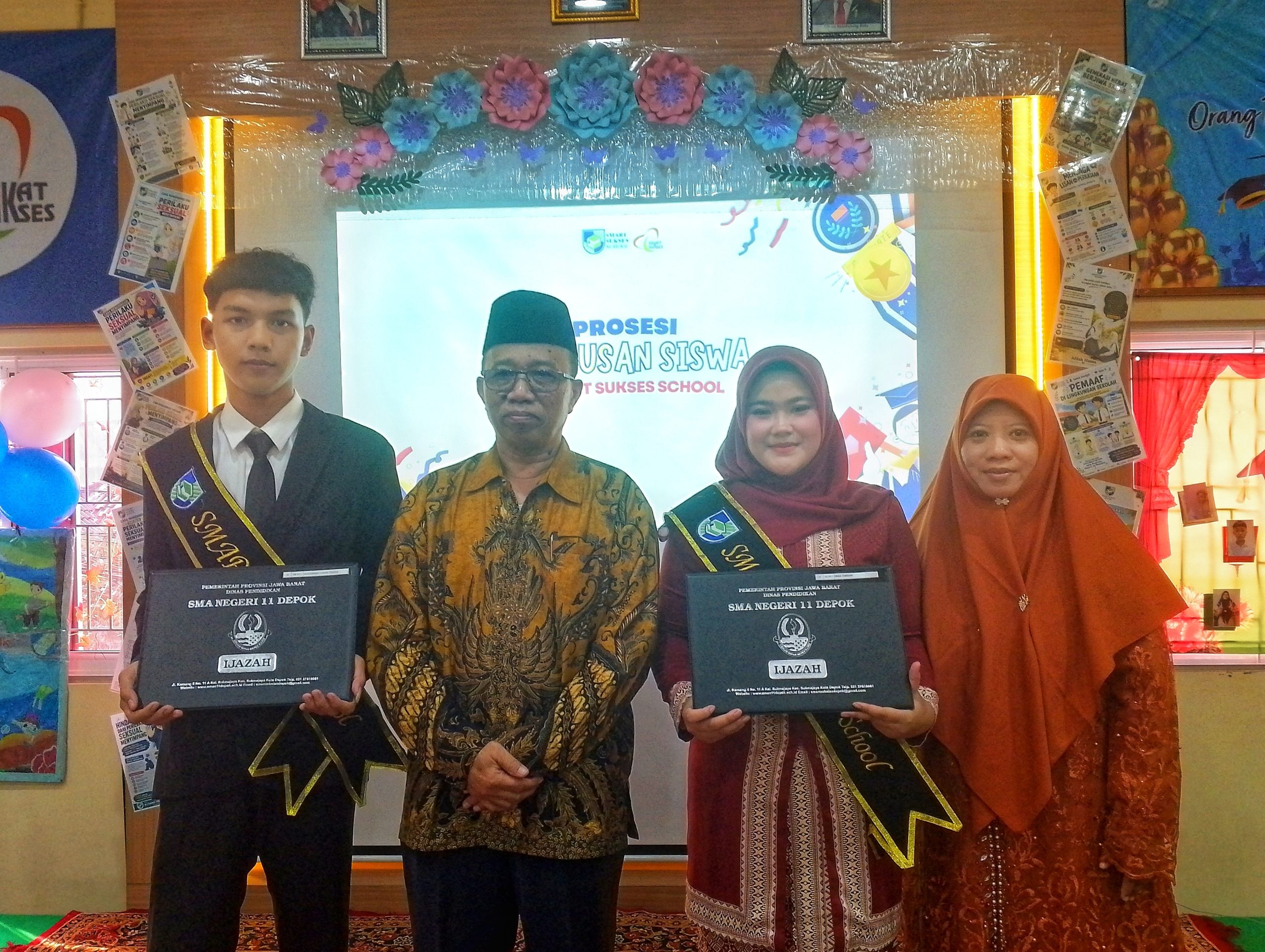 Penyerahan Simbolis Ijazah SMAN 11 Kota Depok kepada Murid SMART Sukses School yang Lulus
